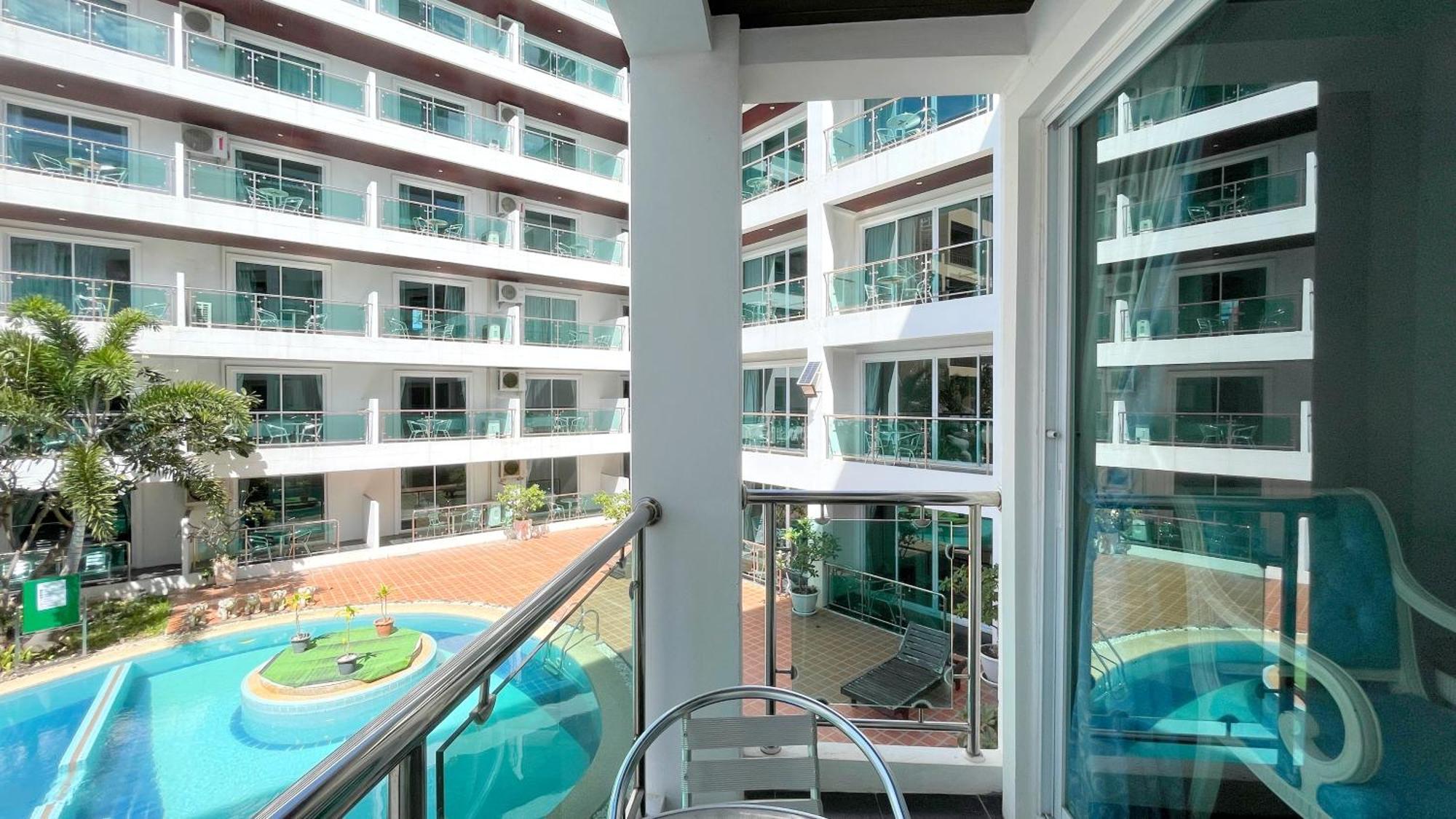 Dragon Beach Resort , Jomtien Beach Pattaya Exterior photo