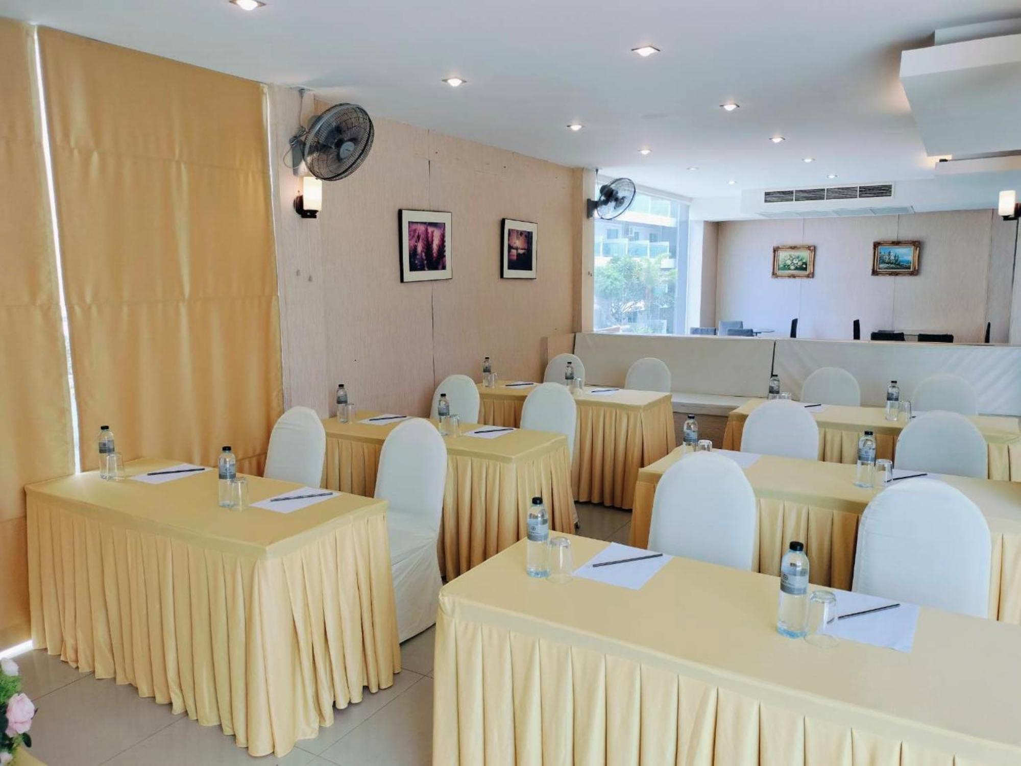 Dragon Beach Resort , Jomtien Beach Pattaya Exterior photo